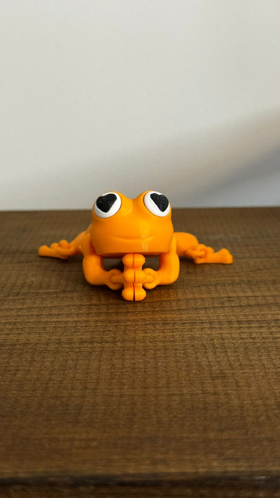 Turuncu Benekli Kurbağa Figür – Esnek Ayaklı Dekoratif Tasarım