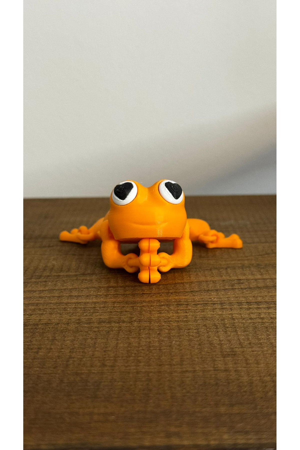 Turuncu Benekli Kurbağa Figür – Esnek Ayaklı Dekoratif Tasarım